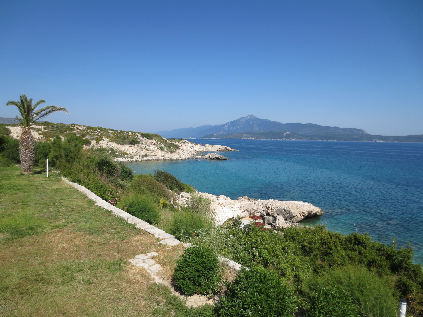Pythagorio, im Südosten der Insel.., unsere Ferienresidenz: Blick auf die Küste (im Hintergrund die türkische Küste)