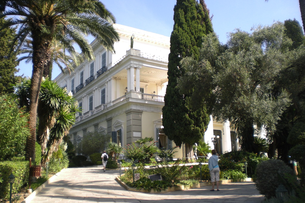 Frontansicht (leicht seitlich) des Palastes Achilleion; Ferienresidenz der Kaiserin Sissi