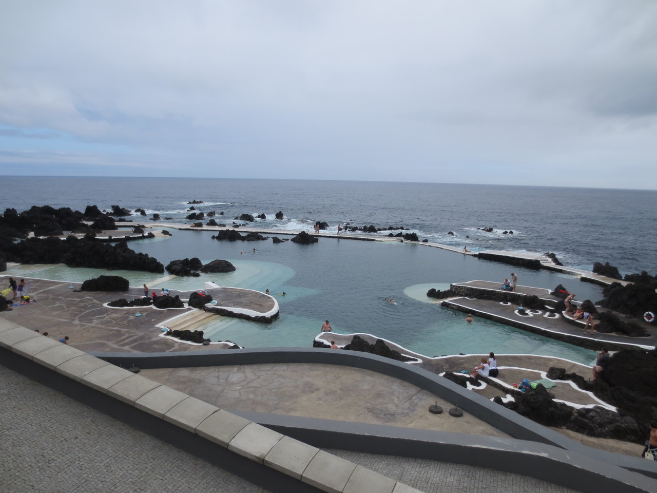 Porto Moniz.., im Nordwesten der Insel Madeira. Interessantes Dorf auf der Wolkenseite des Eilands. Hier ein Blick auf die überaus bekannten "Lavapools".