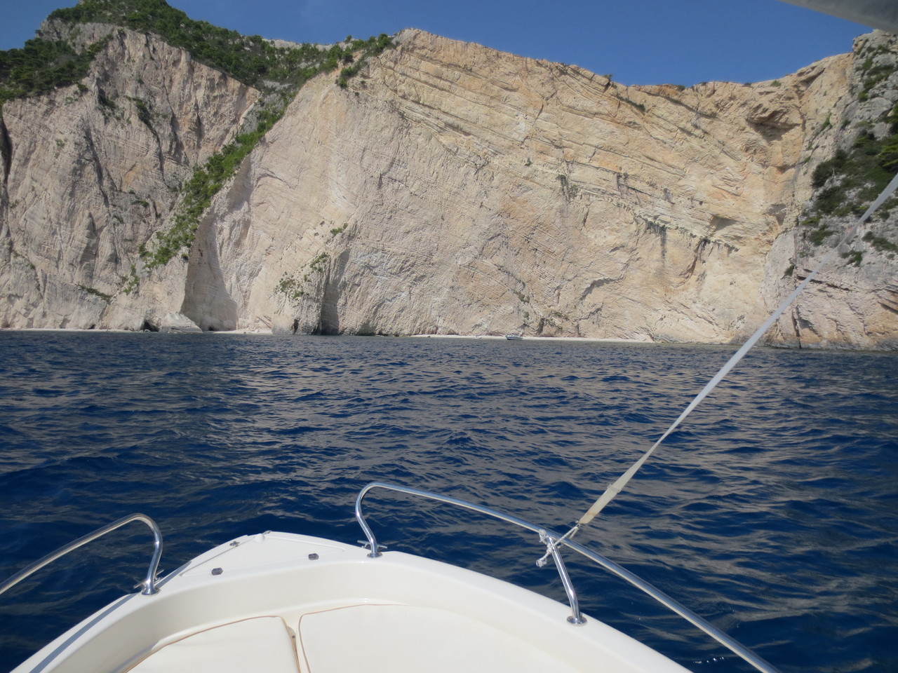 Teil der Insel Marathonisi: Bootstour auf eigene Faust mit kleinem 35PS Motor - in der Bucht von Laganas (hier vor der Insel Marathonisi)