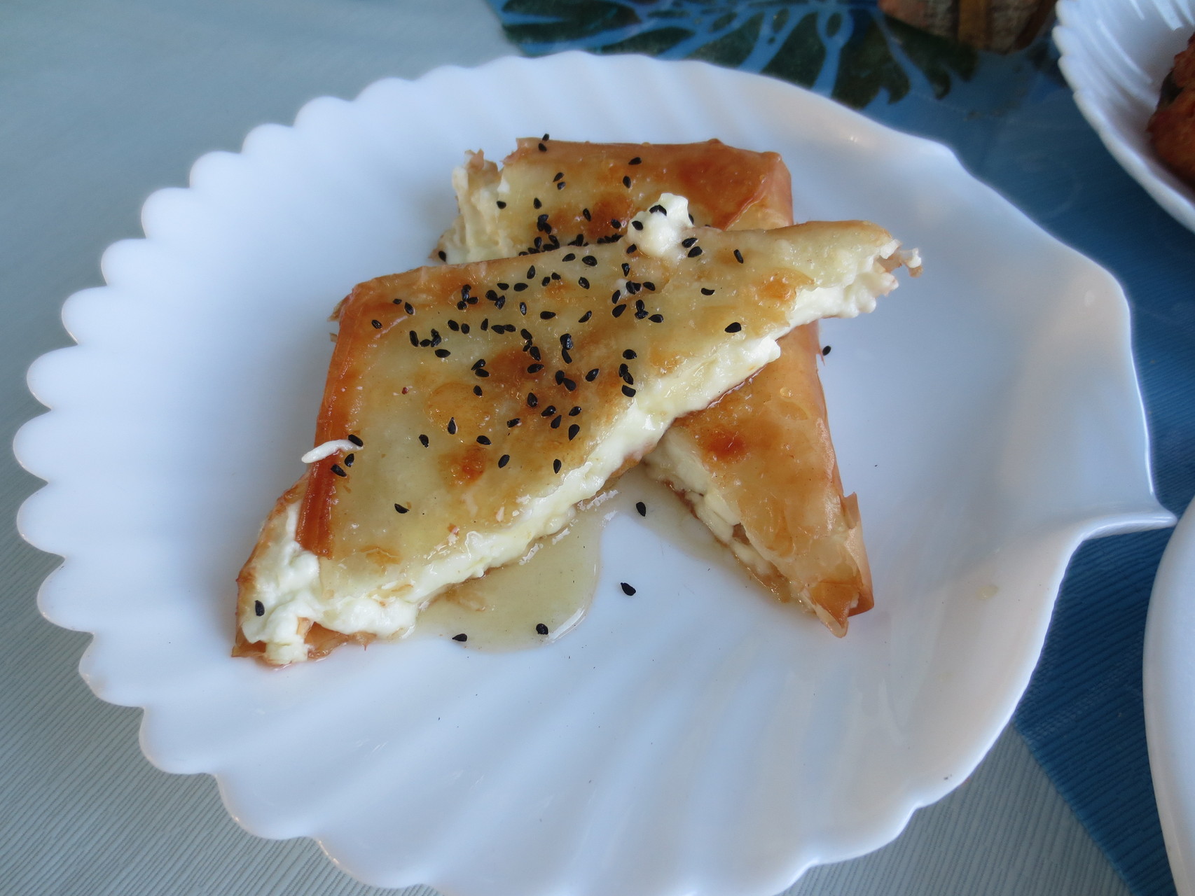Taverne Remataki Pythagorio: Fried Feta Cheese with Honey an Black Sesam