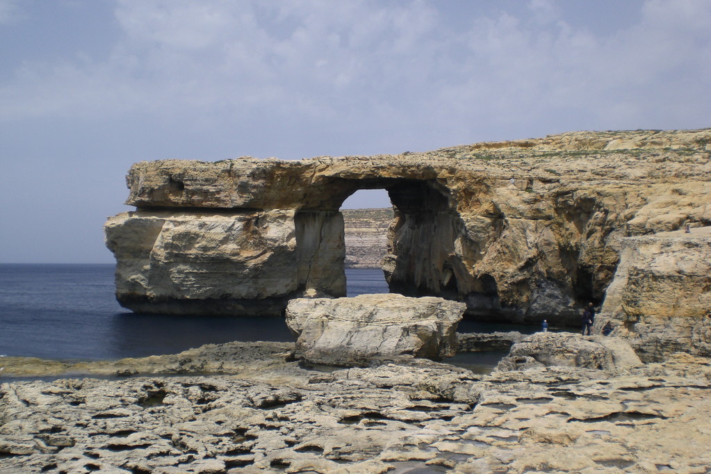 Insel Gozo: Das Felsentor des Azure Window (ragt 20 m hoch aus dem Wasser)