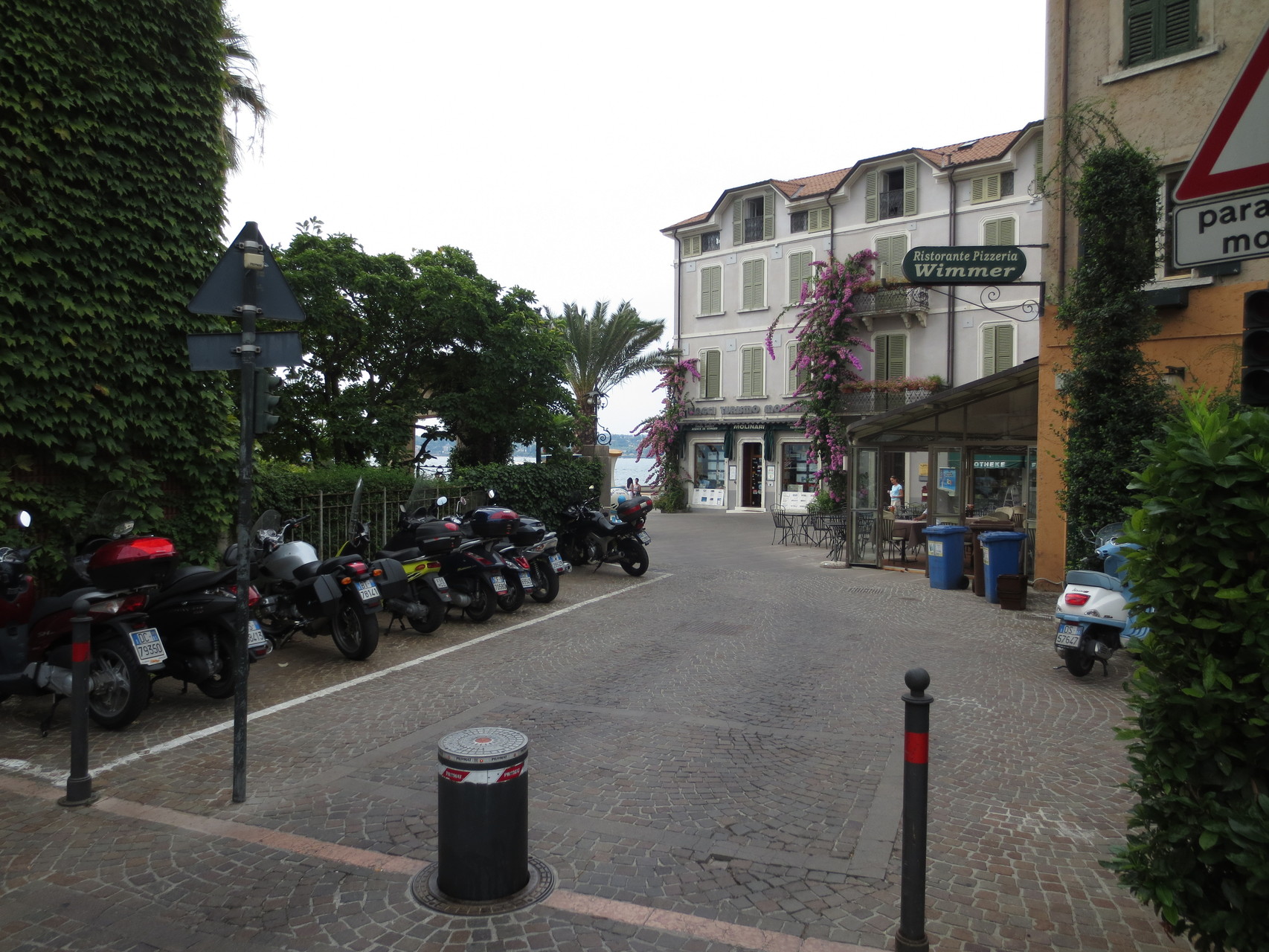 Gardone Riviera - Westufer (im Bild das Areal in der Nähe der Schiffsanlegestelle): Gardone ist bekannt als die eher "geruhsame" Ecke des Sees. Die Cafés und Restaurants sind auch während der Hauptsaison selten überlaufen.