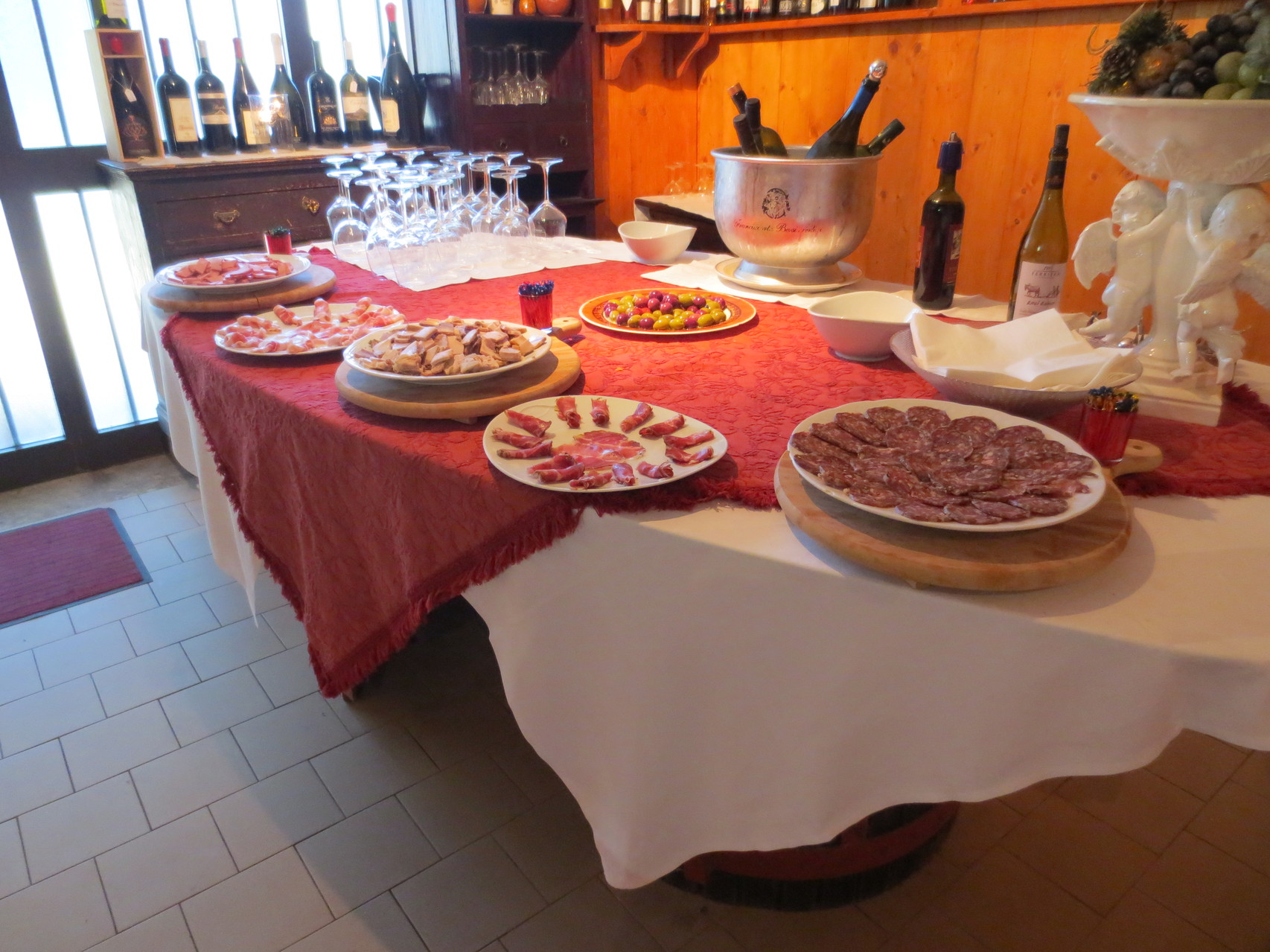 Ristorante La Vecchia Cantina in Trebbiantico: Beim Apéro im Weinkeller des Restaurants
