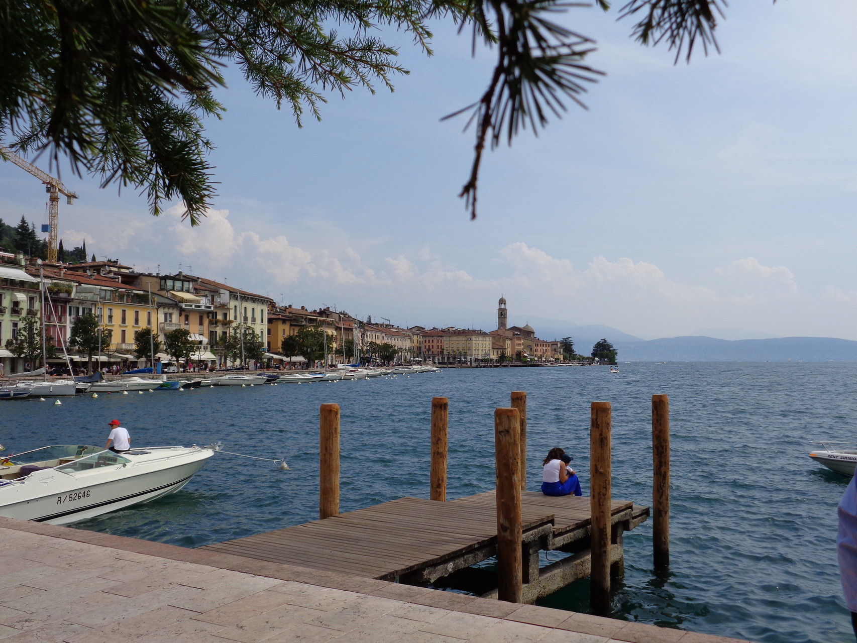 Salò (südliches Westufer): Die längste Uferpromenade hat zweifelsohne Salò. Das Städtchen war immer etwas wohlhabender als die übrigen Fischerdörfer am Gardasee.