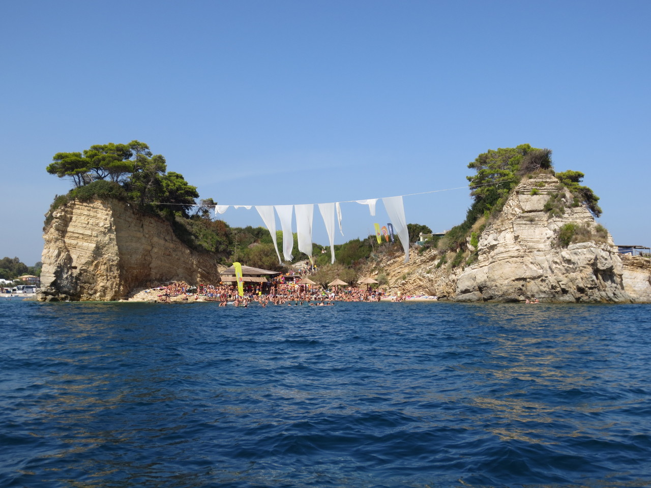 Bootstrip in Eigenregie: Agios Sostis Island - "Tummelwiese" für ganz junge Leute mit viel Musik und Alcopops. Die Kleininsel ist von Land her auch über einen kleinen Meeressteg erreichbar!