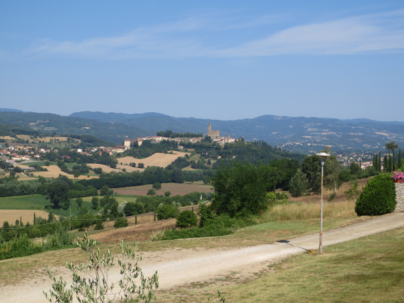 Memmenano (Casentino/Toscana): Schönheit pur..., Blick auf die hügelige Landschaft des Casentino mit Direktsicht auf den auf einem Hügel gelegenen Hauptort Poppi mit der markanten Burg "Castello dei Conti Guidi"