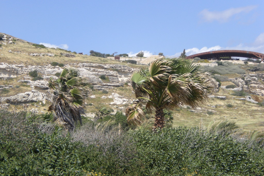Blick von Kurion Beach auf den Hügel mit dem antiken Theater