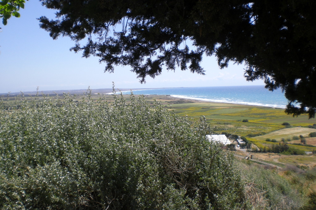 Blick vom Hügel des antiken Theaters auf Kurion Beach
