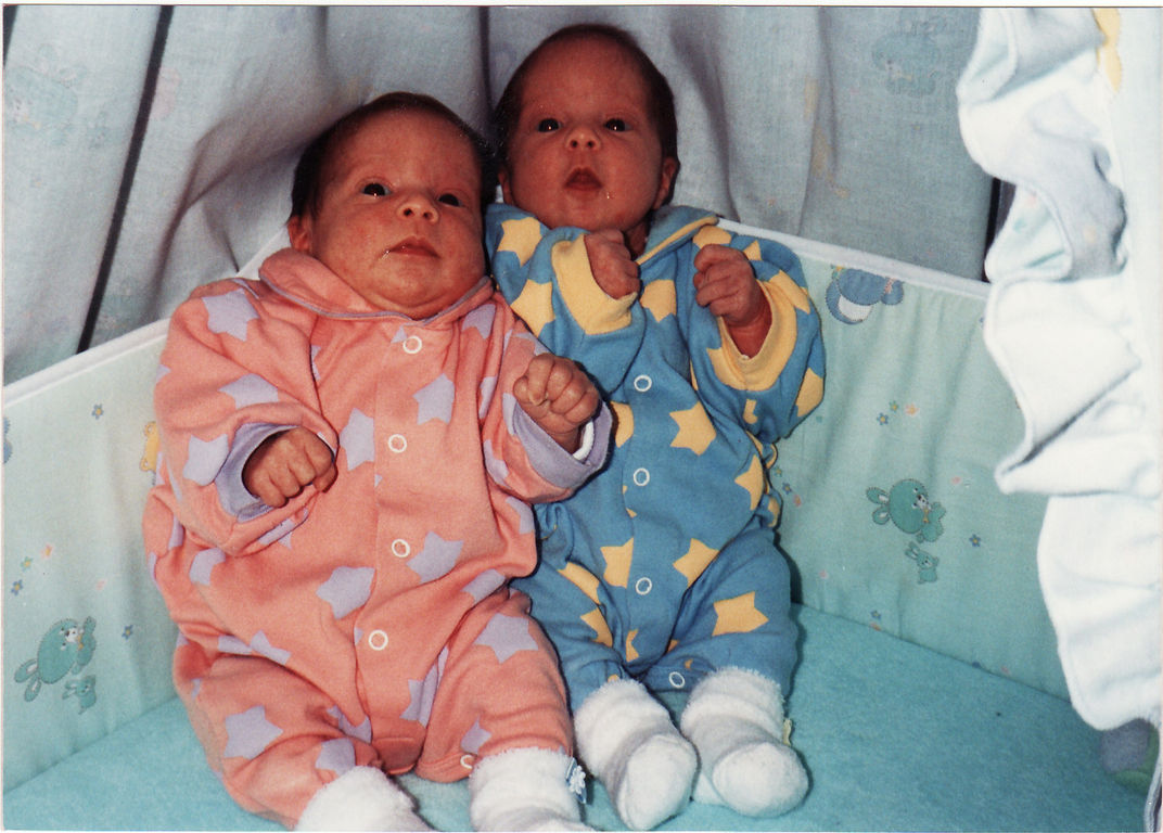 Cristiana (r.) und Michela (l.) im 2. Lebensmonat