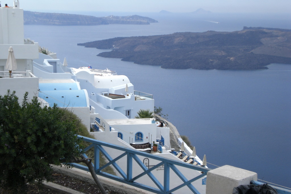 Blick von Firostefani auf die Kesselmitte mit Nea Kameni