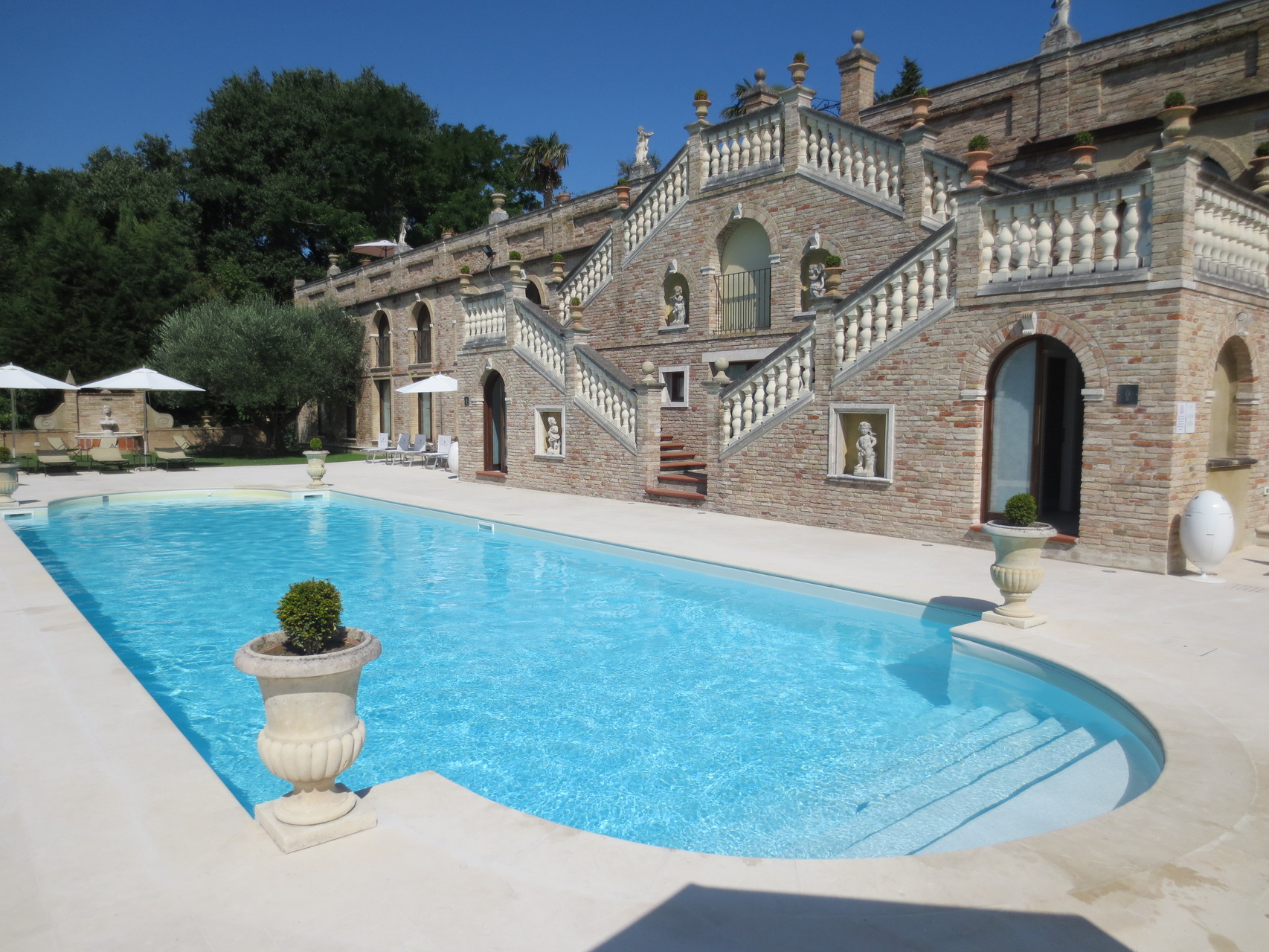 Villa Cattani Stuart XVII sec.: Speziell anmutig wirkt der Pool-Bereich, der mit seiner aussergewöhnlichen Kulisse (Baukunst des 17./18. Jahrhunderts) wahrhaftig alt und jung zu begeistern vermag! Baden wird zu einem besonderen Erlebnis!