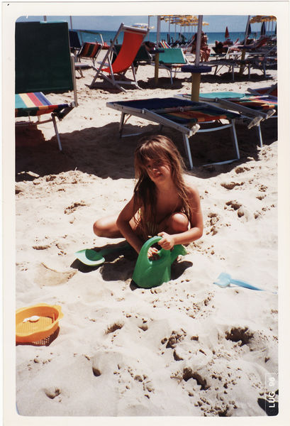 ...ich muss etwas Wasser holen, um den Sand zu giessen (Cristiana)
