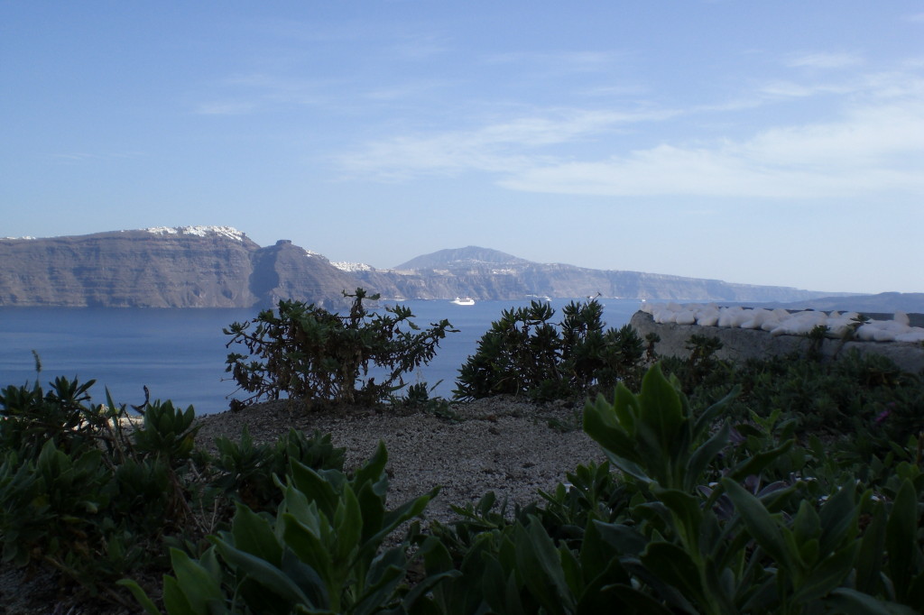 im Örtchen Oia (im Hintergrund Imerovigli und Fira am Kraterrand)