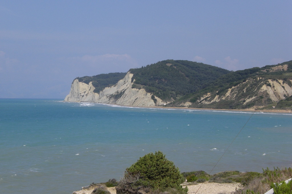 schöner Küstenabschnitt in Agios Stefanos, Nordwesten der Insel