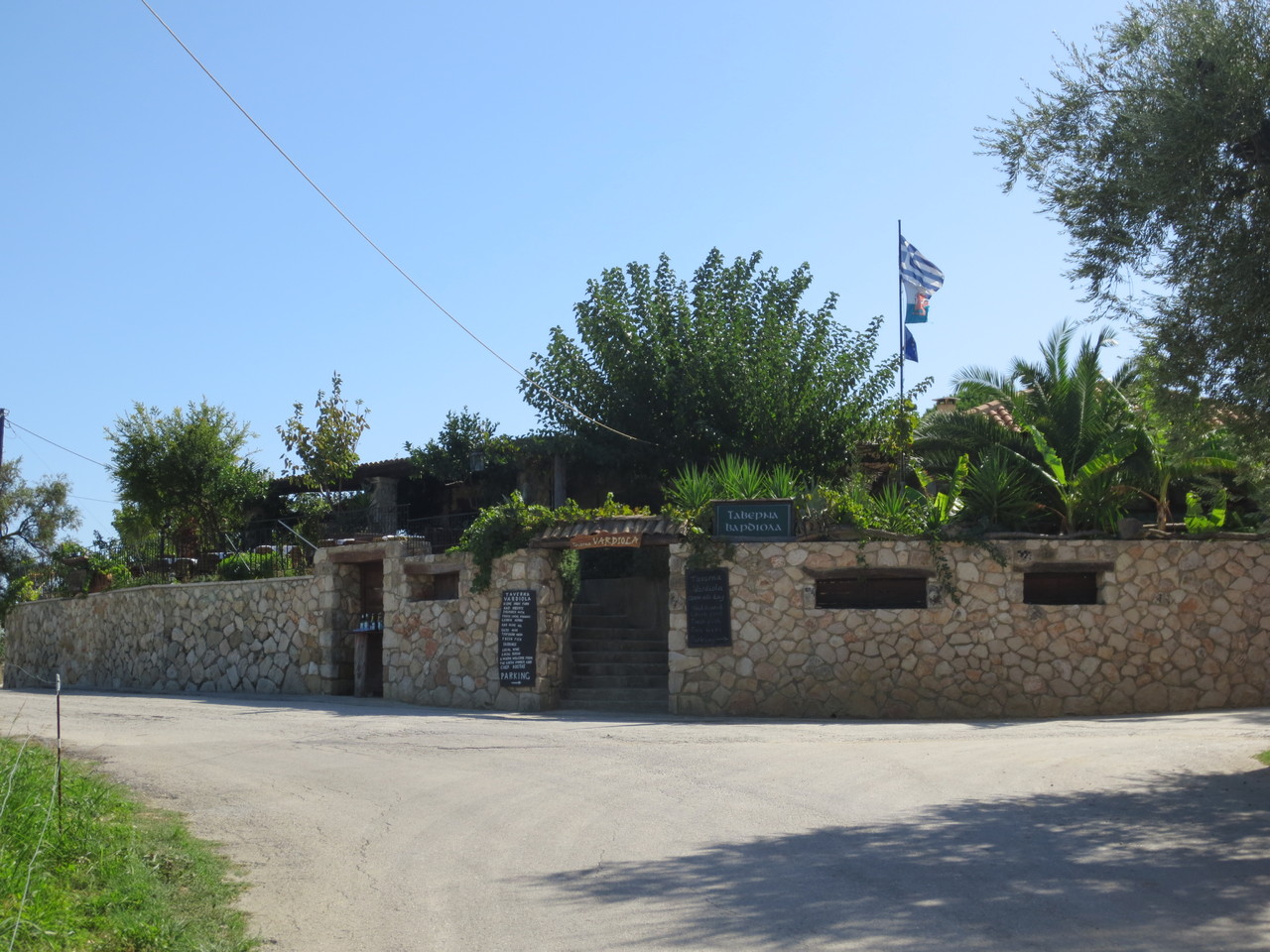 Typisch ionisch griechische Taverne, etwas im Landesinnern knapp von der Küste entfernt