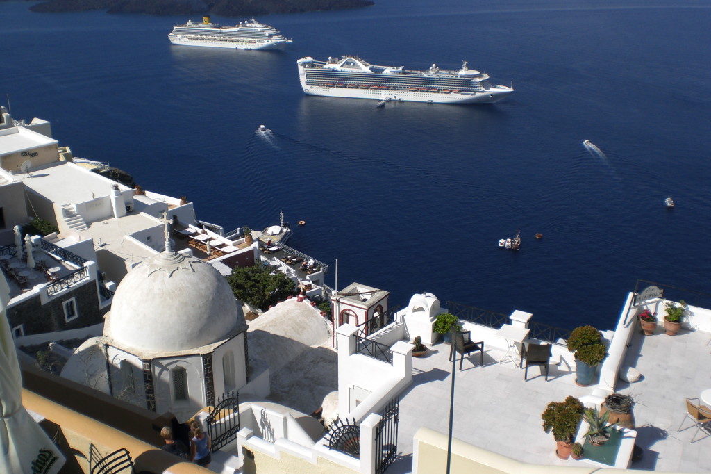 Blick von Fira aus (Hauptort der Insel) auf den Kraterkessel (mit Kreuzfahrtschiffen)