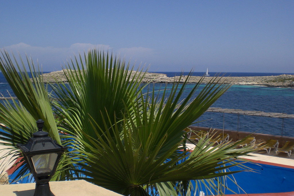 Insel Comino: Santa Marija Bay (hier inmitten der Bungalowanlage des Hotel Comino; einziges Hotel auf der Insel)