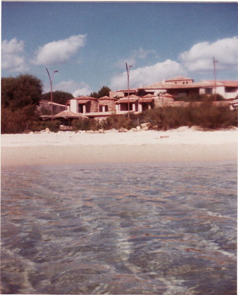 ..im Meer mit Blick auf die Hotel-Anlage Baia Caddinas