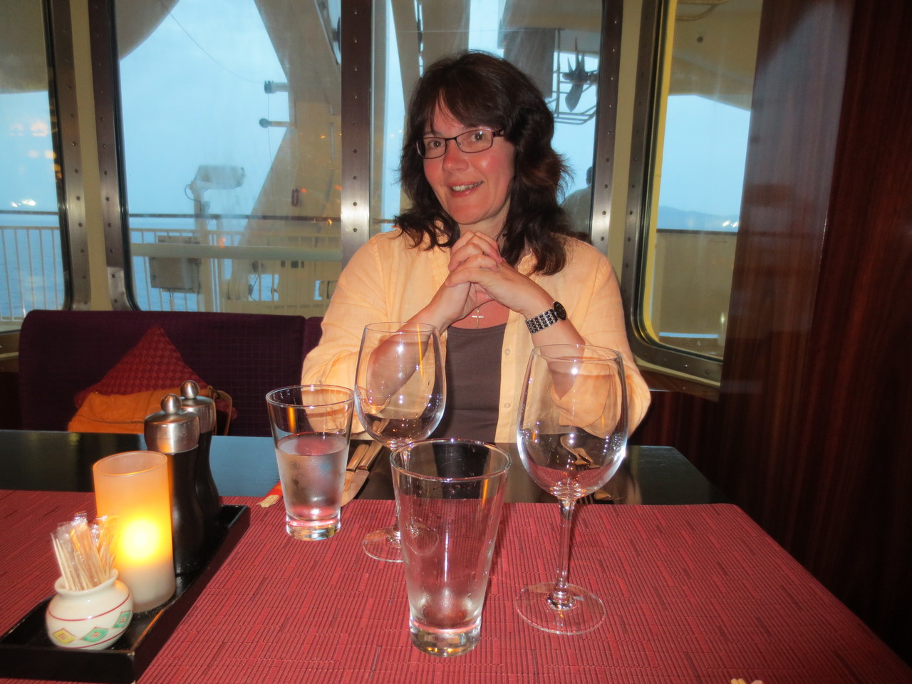 Auf der Norwegian Jade im "Jasmin Garden" (asiatisches Spezialitätenrestaurant): Suzi mit Vorfreude auf den bevorstehenden, kulinarischen Genuss