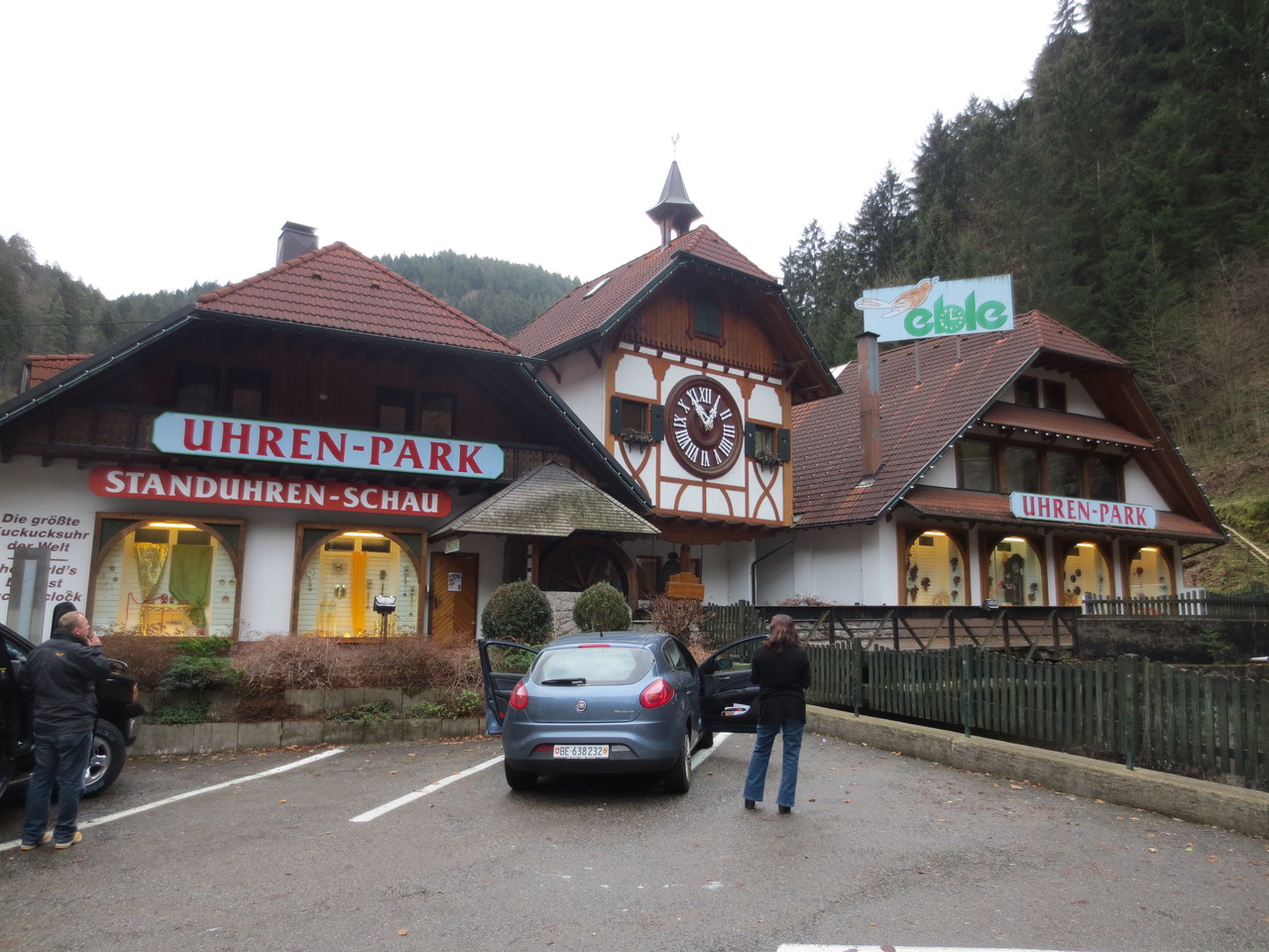 Auf der Rückfahrt durch den Schwarzwald - eble Uhrenpark in Triberg-Schonachbach: Sapperlot...! Suzi hat nicht lockergelassen. Sie wollte die Kieninger Wanduhr einfach haben!