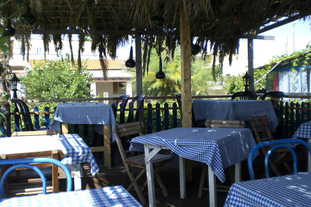 Mittagessen in der Taverne Kafesas am Lakkies Beach im Südwesten der Insel (genossen haben wir die herrlich altgriechische Küche mit Keftedes, Saganaki, Auberginen-Feta-Kroketten, Briam und Beef Pastiziado)