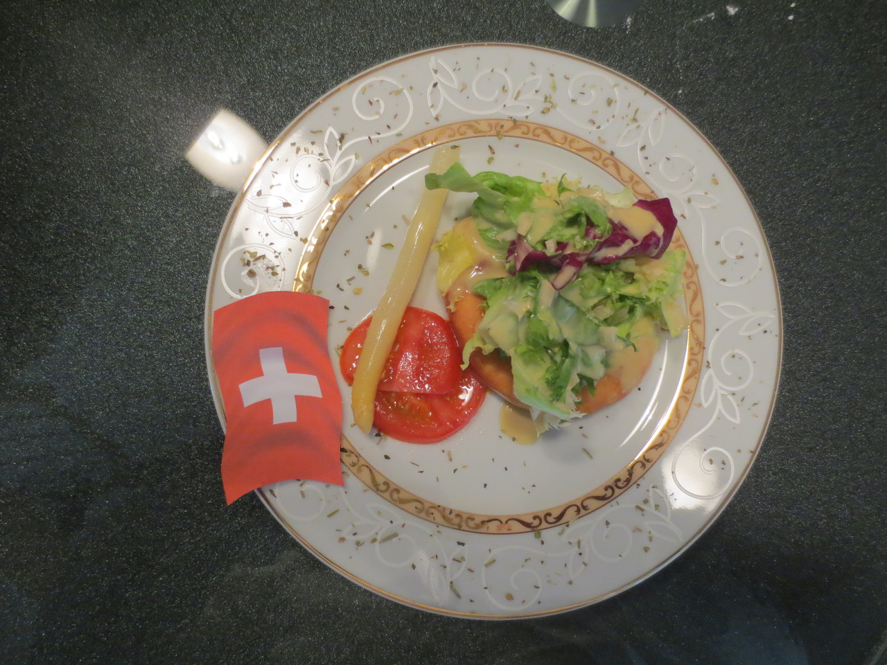 Knackiger, farbenfroher Mischsalat auf dezent gebratenem Rundteigsockel