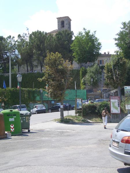 Blick von leicht unterhalb auf den Dorfkern von Civitella