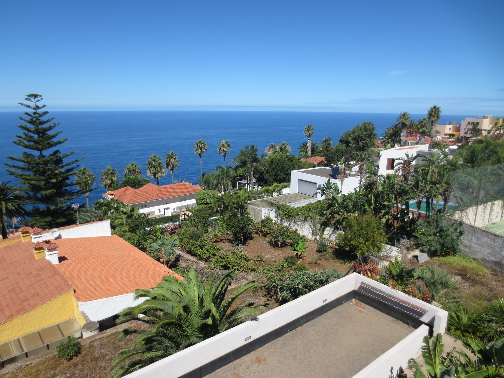 El Sauzal - einer der schönsten Orte auf Teneriffa - Das Zentrum des Ortes liegt 300 m hoch über dem Atlantik auf einem Klippenrand - Nordosten der Insel
