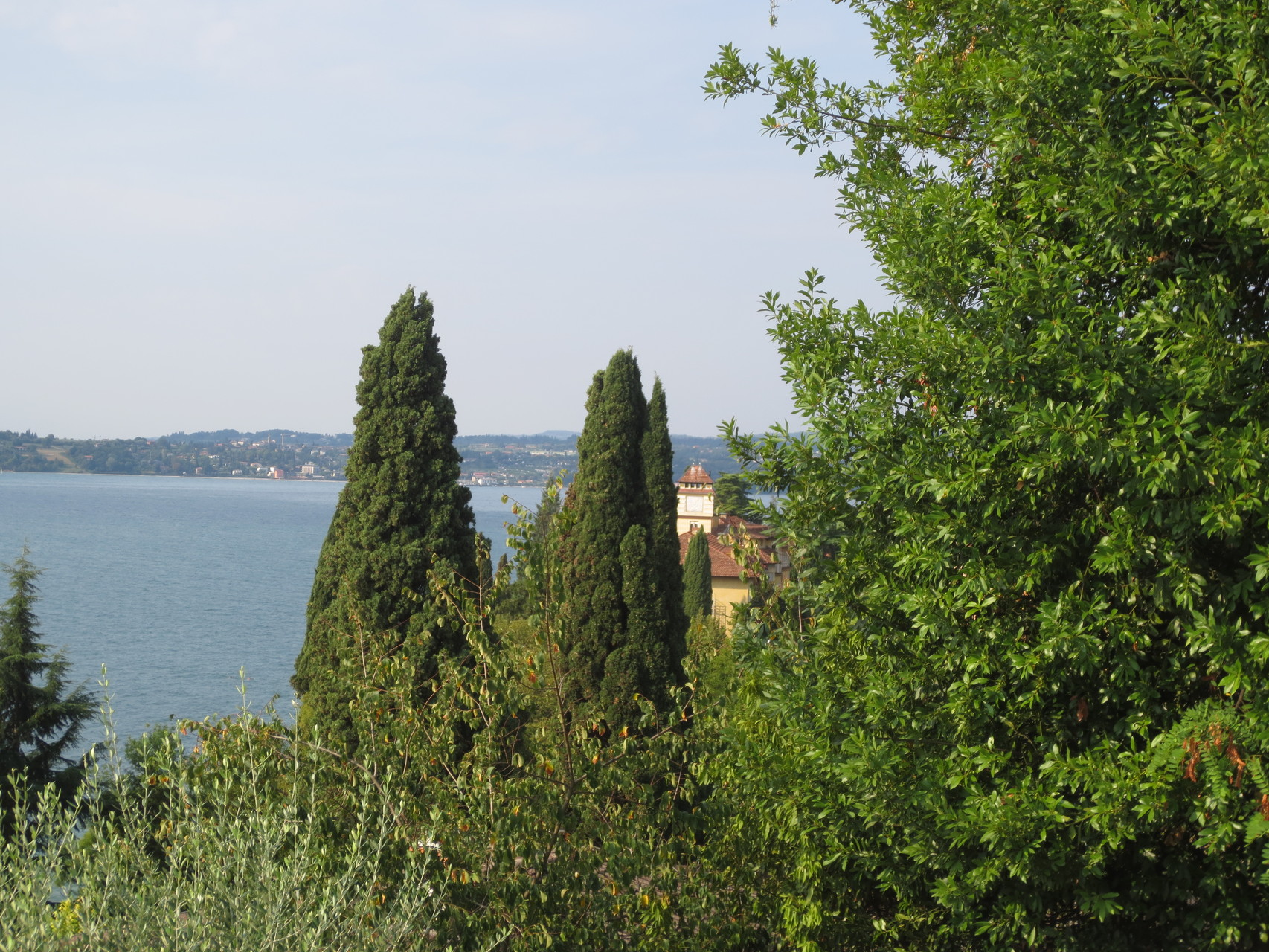 Gardone Riviera - Hotel Villa Florida: Frühstück in herrlicher Umgebung mit wunderschönem Ausblick auf den See.