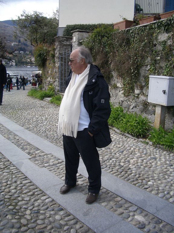 Vater an der Uferpromenade der Insel