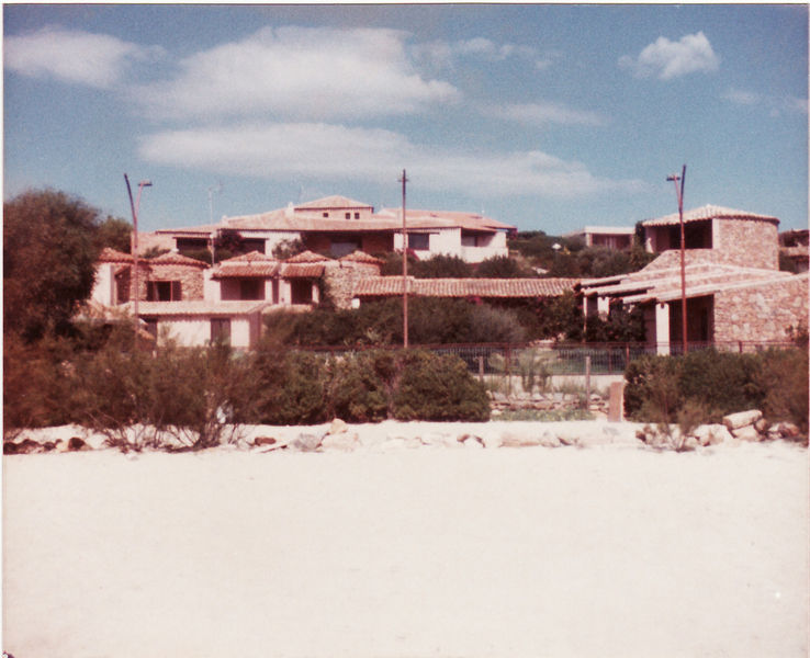 ..am Strand mit Blick auf die Hotel-Anlage Baia Caddinas