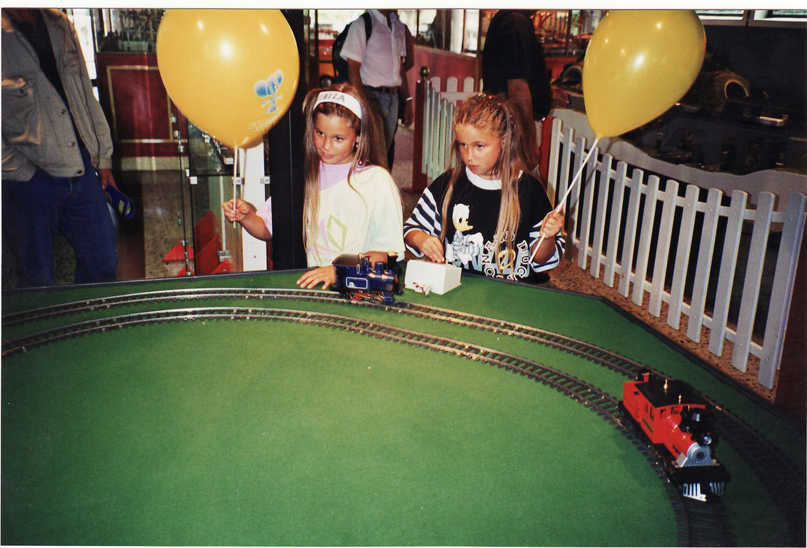 ...in der Märklin-Ausstellung im italienischen Themenbezirk (Michela und Cristiana)