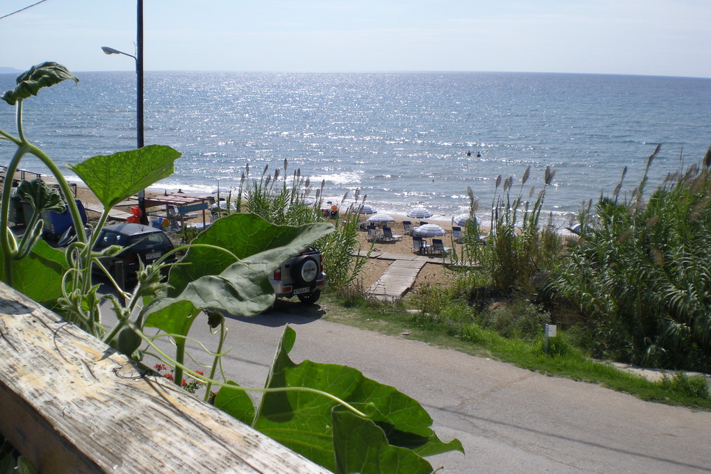 Lakkiess Beach, kleiner Strand im Südwesten der Insel (Blick von der Terrasse der Taverne Kafesas