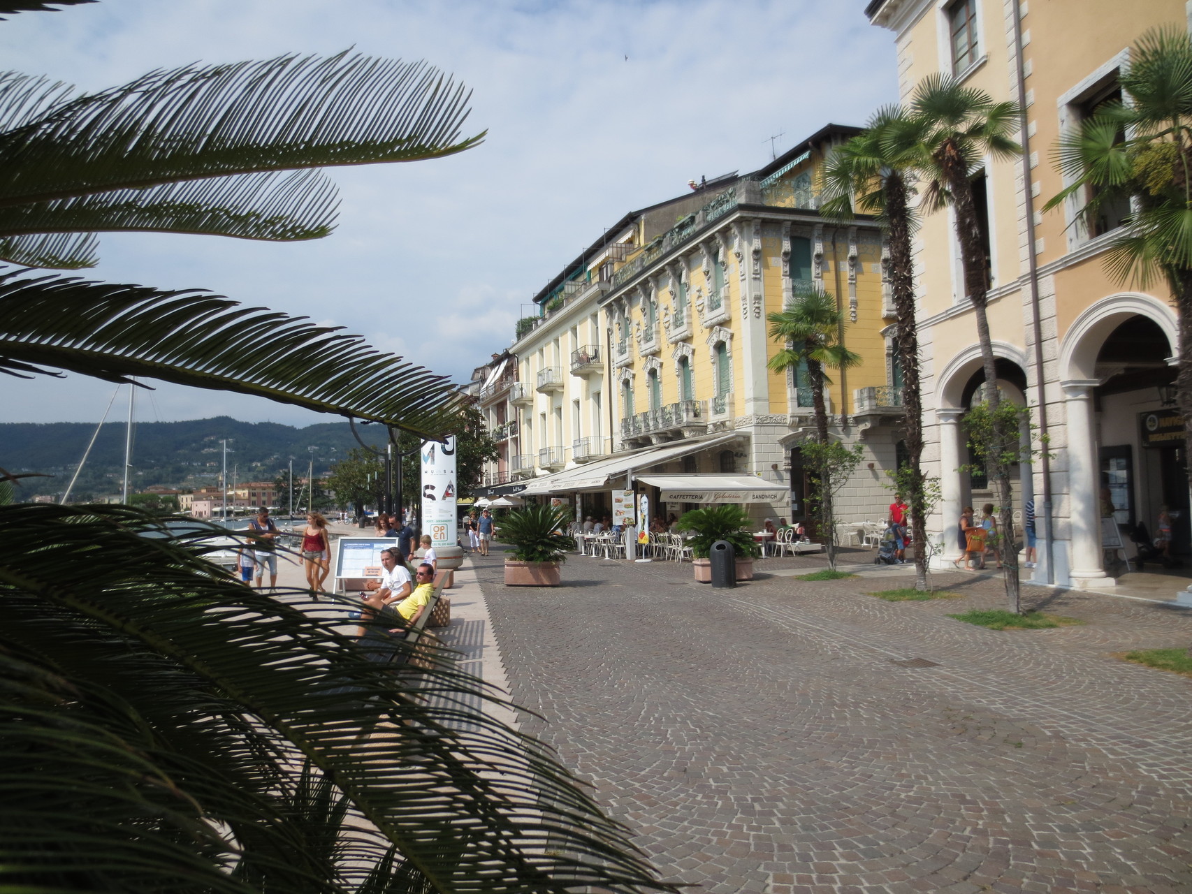 Salò (südliches Westufer): Die längste Uferpromenade hat zweifelsohne Salò. Das Städtchen war immer etwas wohlhabender als die übrigen Fischerdörfer am Gardasee.