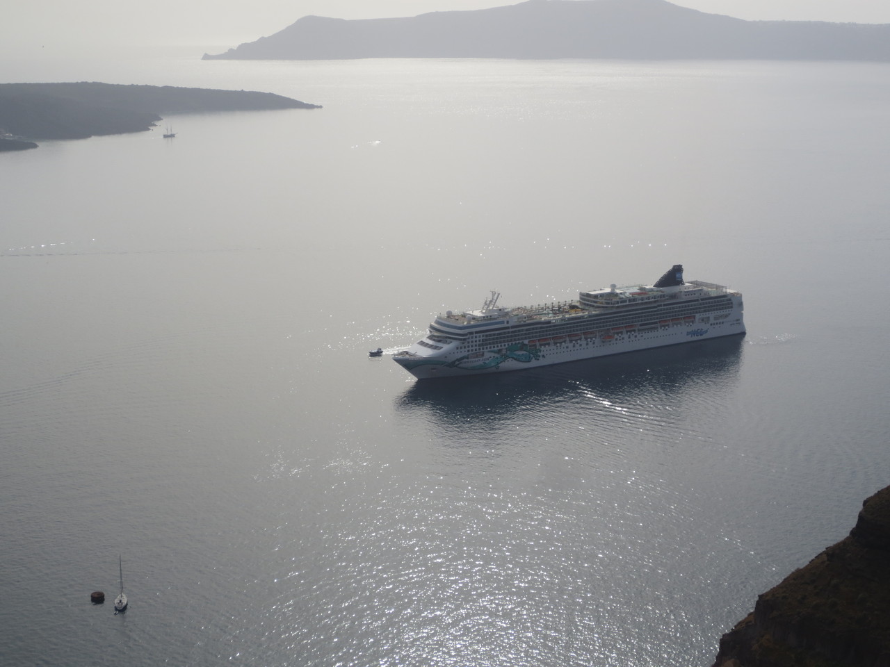 Blick von Fira auf die Norwegian Jade im Kraterkessel der Insel Santorini