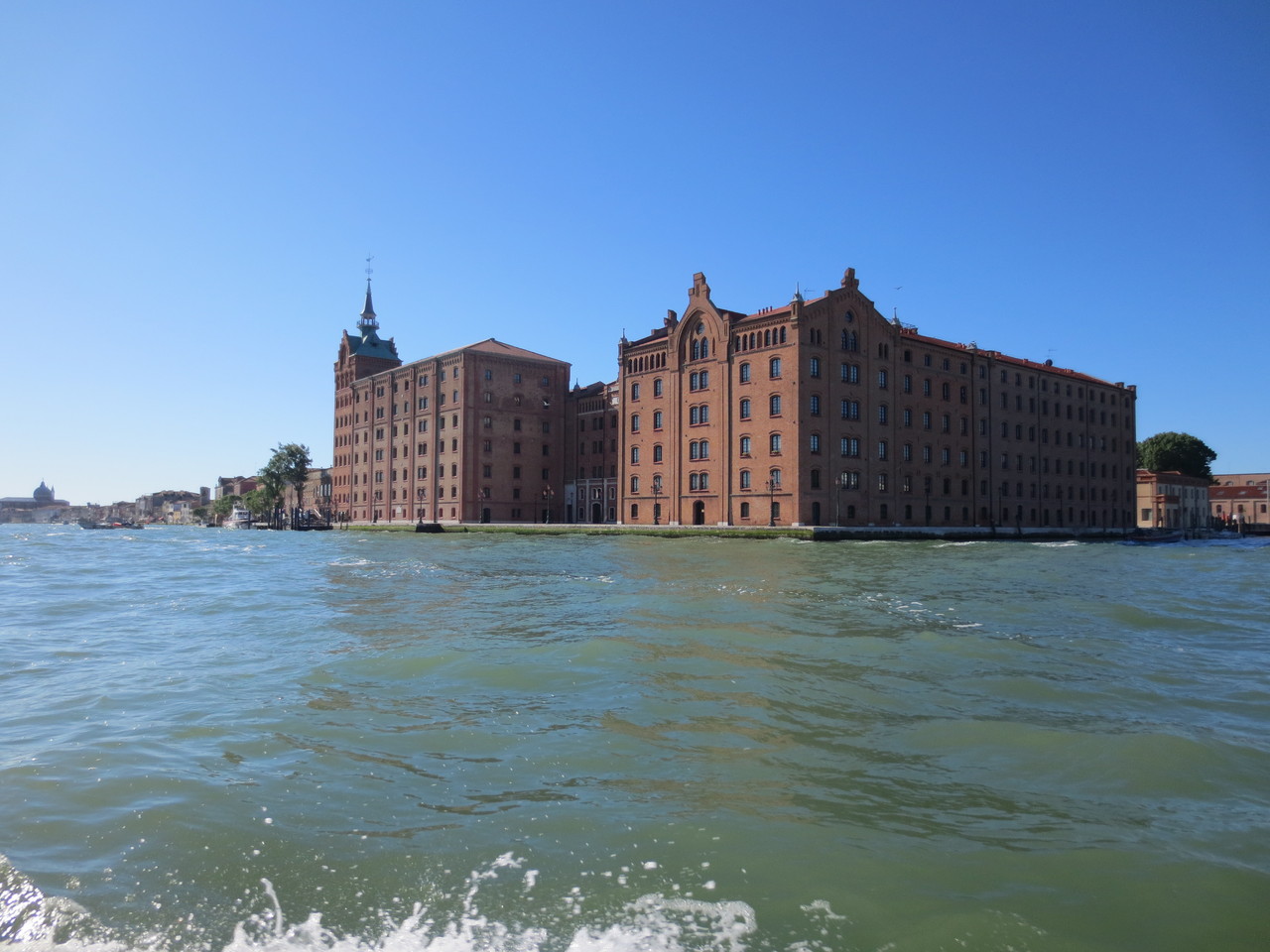 Venedig: Unterwegs mit dem Taxiboot zum "Piazza San Marco" (Markusplatz)