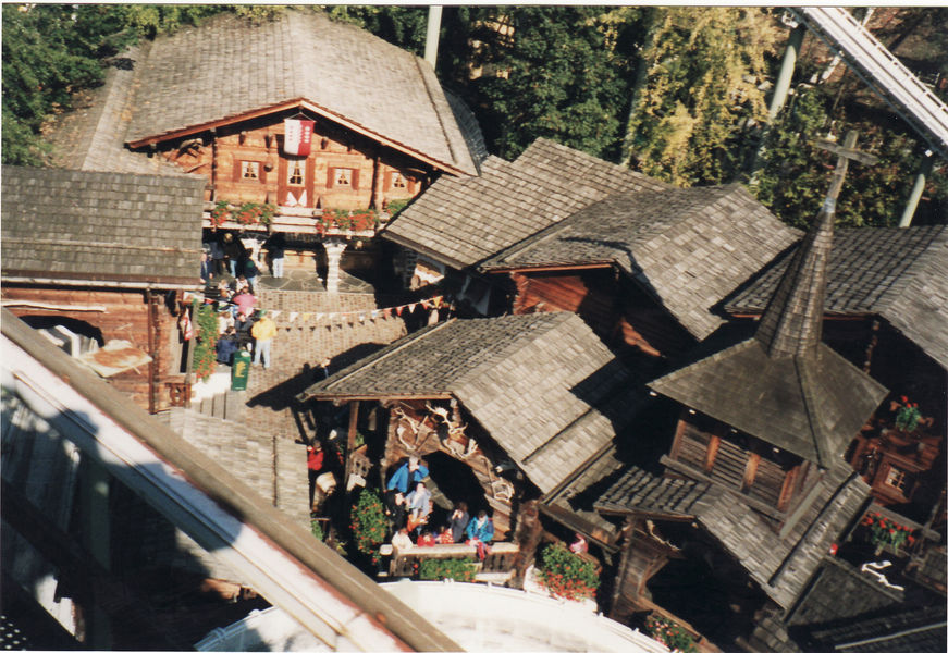 auf der Schweizer Bobbahn - Blick auf das Walliser Dörfli von oben (Schweizer Themenbezirk)