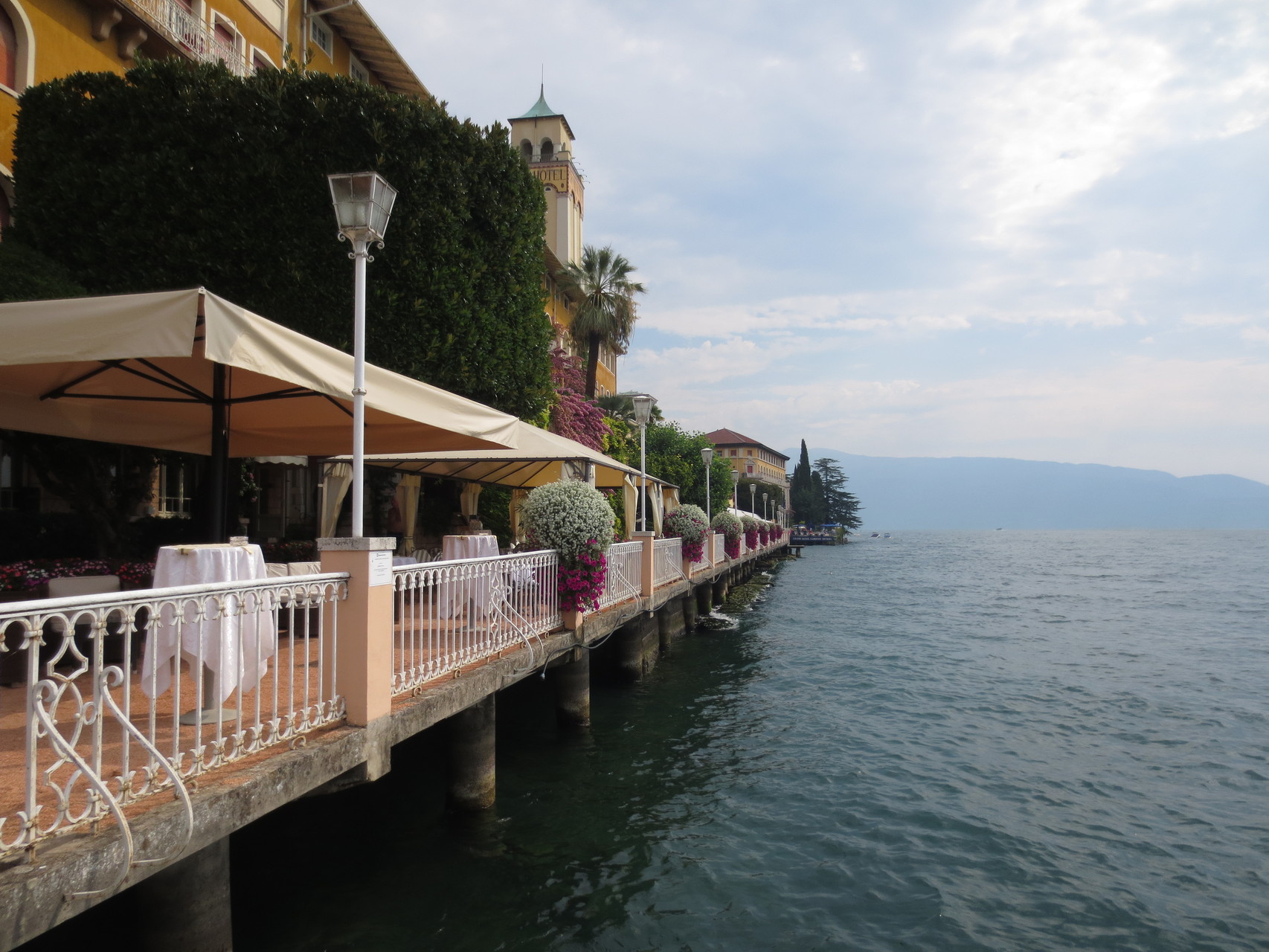 Gardone Riviera - Westufer (im Bild das Areal in der Nähe der Schiffsanlegestelle): Gardone ist bekannt als die eher "geruhsame" Ecke des Sees. Die Cafés und Restaurants sind auch während der Hauptsaison selten überlaufen.