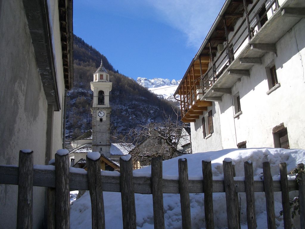 praktisch vor unserer Residenz; Blick auf die Kirche von Sonogno