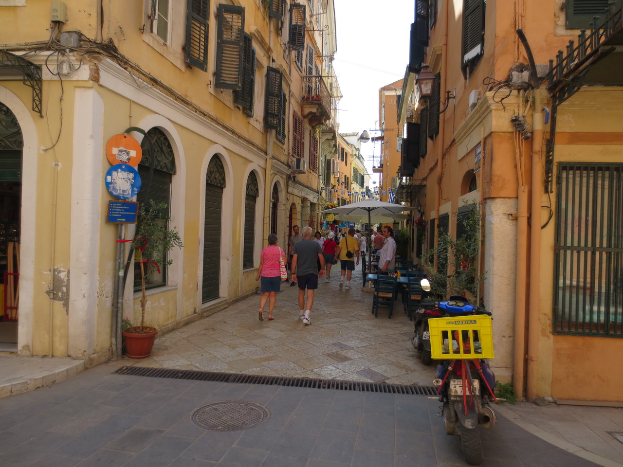 Inselhauptstadt Kerkyra auf Korfu. Ladenbummel und Stadtbesichtigung (auf eigene Faust)