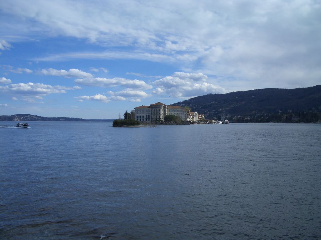 Blick Richtung Süden auf die Isola Bella (von der Isola dei Pescatori aus aufgenommen)