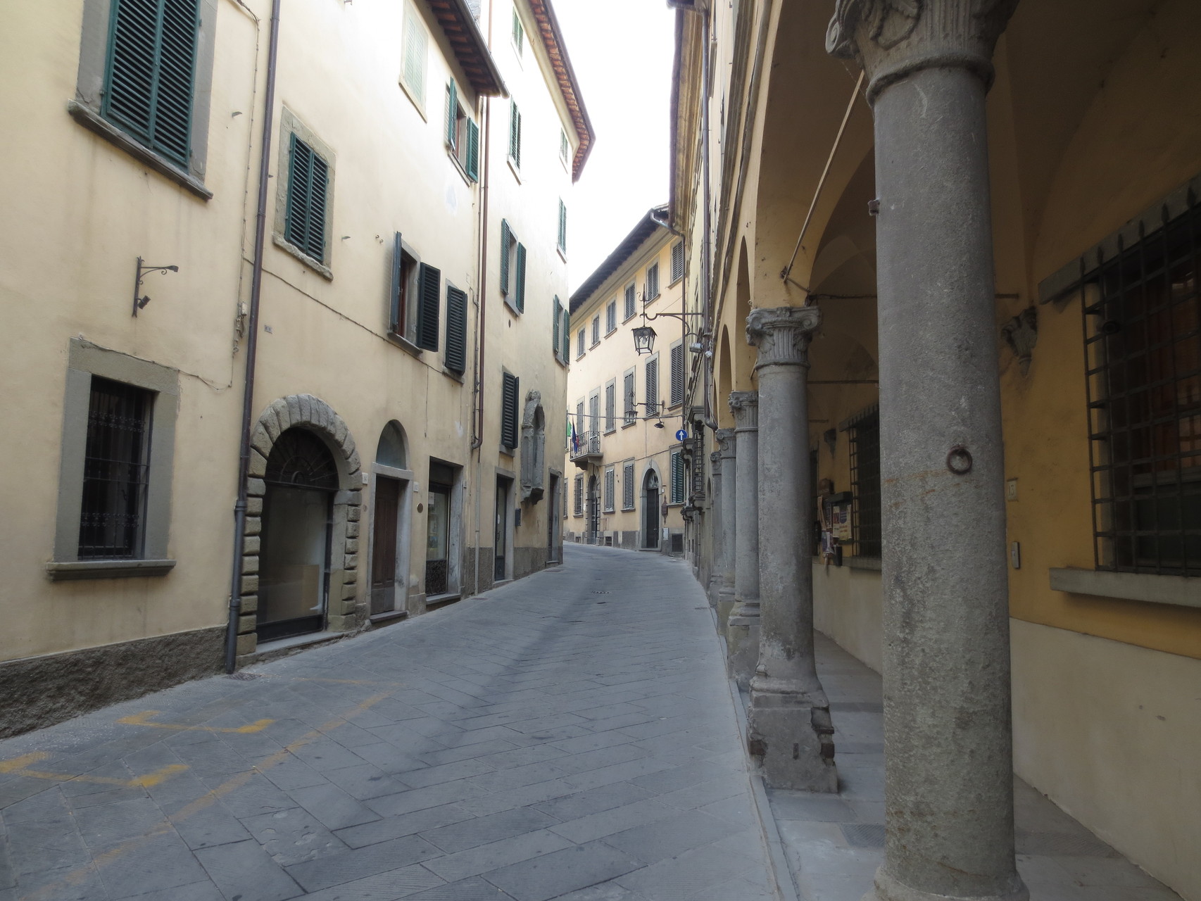 Poppi (Casentino, Toscana): Das malerische kleine Dorf Poppi liegt mitten im grünen Herzen der Toskana. Die Säulenvorhallen entlang der Hauptstrasse sind original erhalten und noch nicht durch Angebote für Touristen vereinnahmt