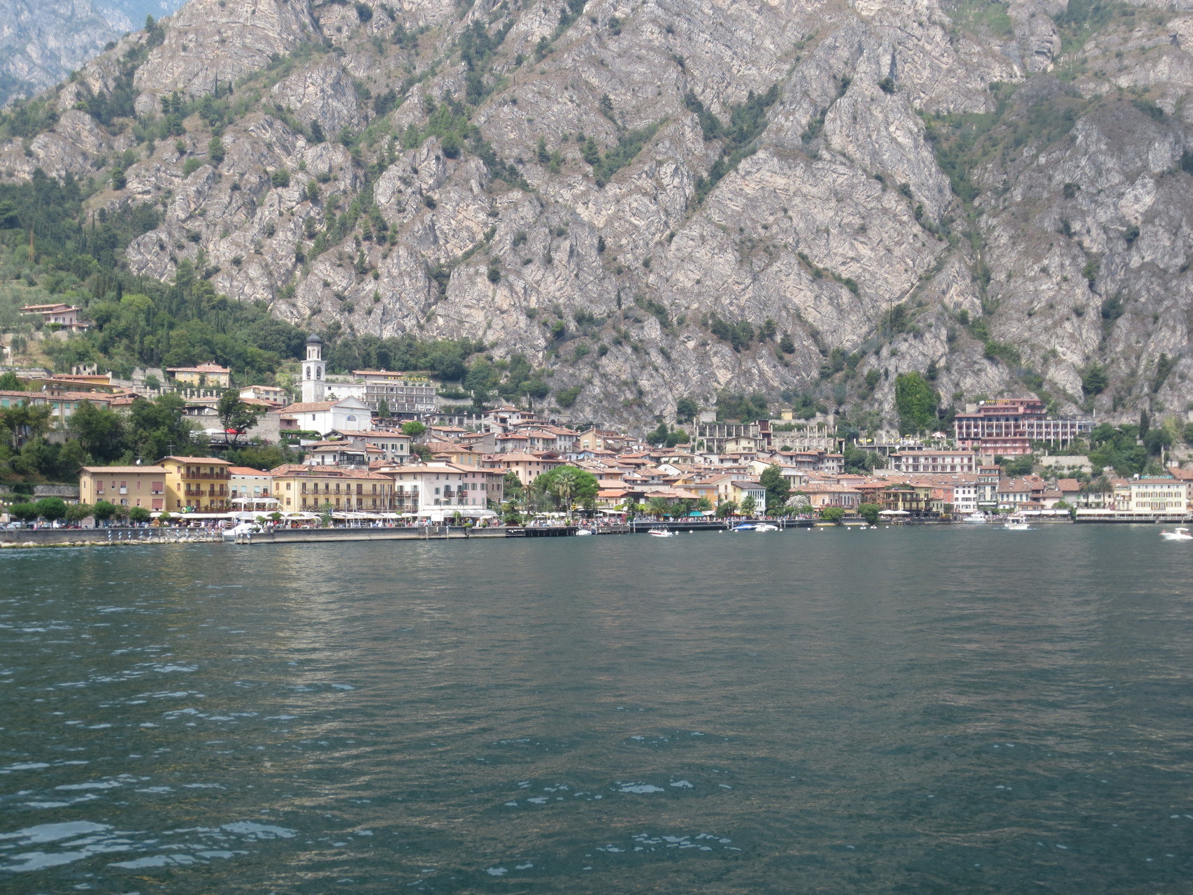 Limone (Nordufer): Am Nordufer ragen die Berge hoch auf und fallen steil ab in den See. Das Städtchen Limone hat nur 1100 Einwohner, ist aber die Tourismus-Hochburg am Gardasee.