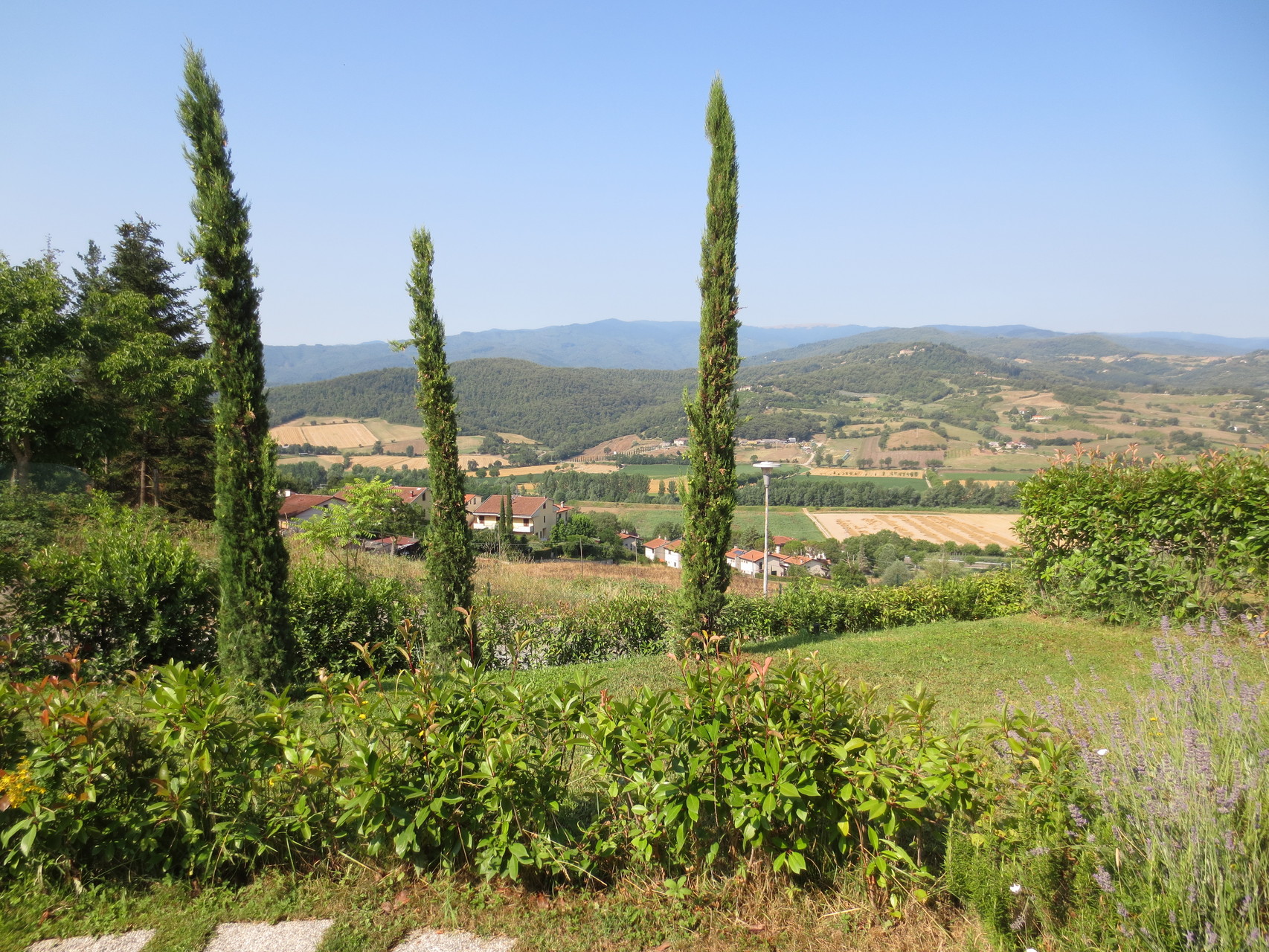 Unsere Ferienvilla im Casentino-Tal (Toscana): Die Villa Antonella - mit fantastischer Panoramalage - findet man im Ortsteil "Memmenano" unmittelbar vor dessen Dorfeingang als Teil eines kleinen Weilers mit 3 Häusern
