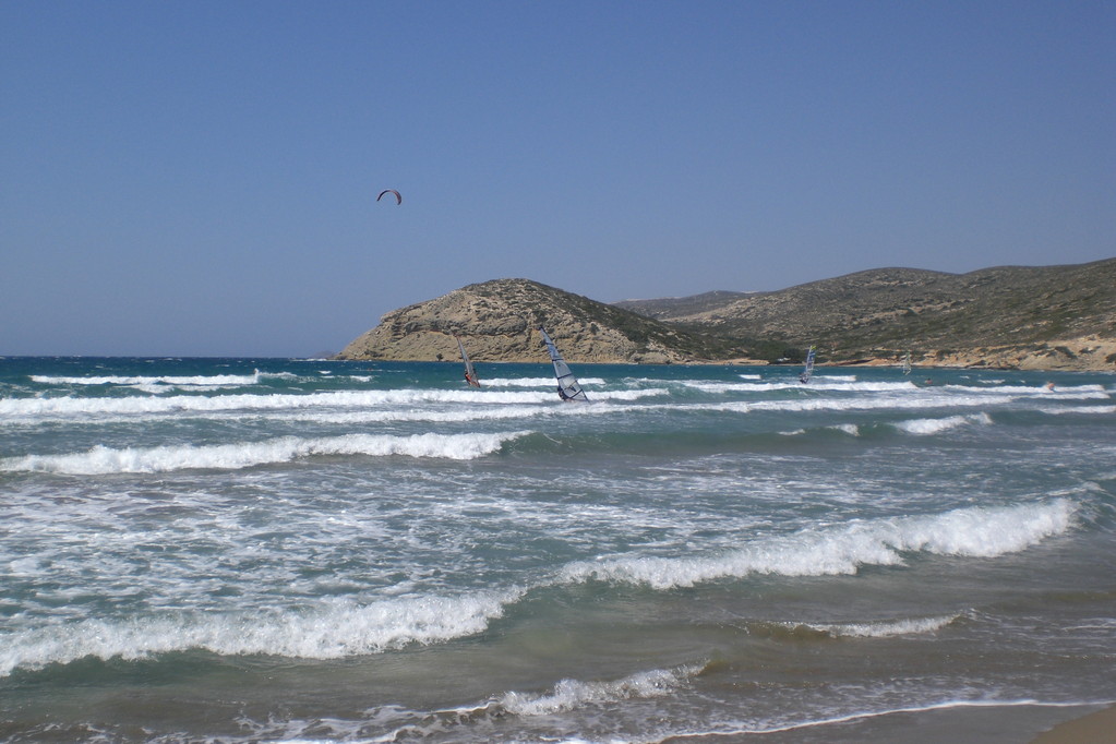 Südzipfel der Insel "Oros"; Blick Richtung Nordosten (Nordost-Küste). Paradies für Windsurfer und Gleitschirm-Surfer