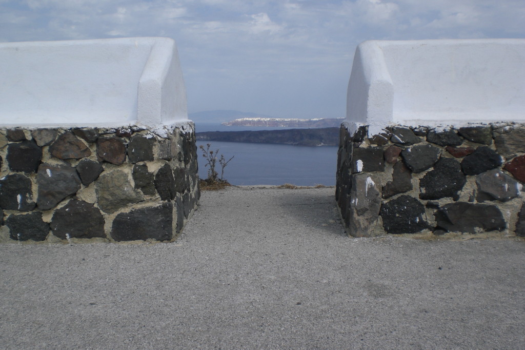 Blick von Süden auf den Inselnorden mit dem Städtchen Oia