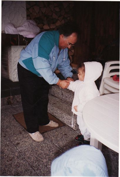 Nonno hilft beim Anziehen