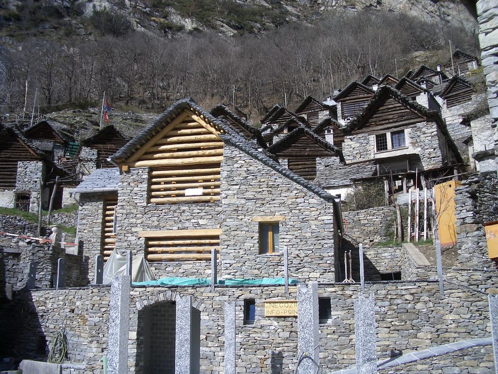 Besuch in Brontallo (zum z'Vieri); 750 m ü M - spezieller Hausbau
