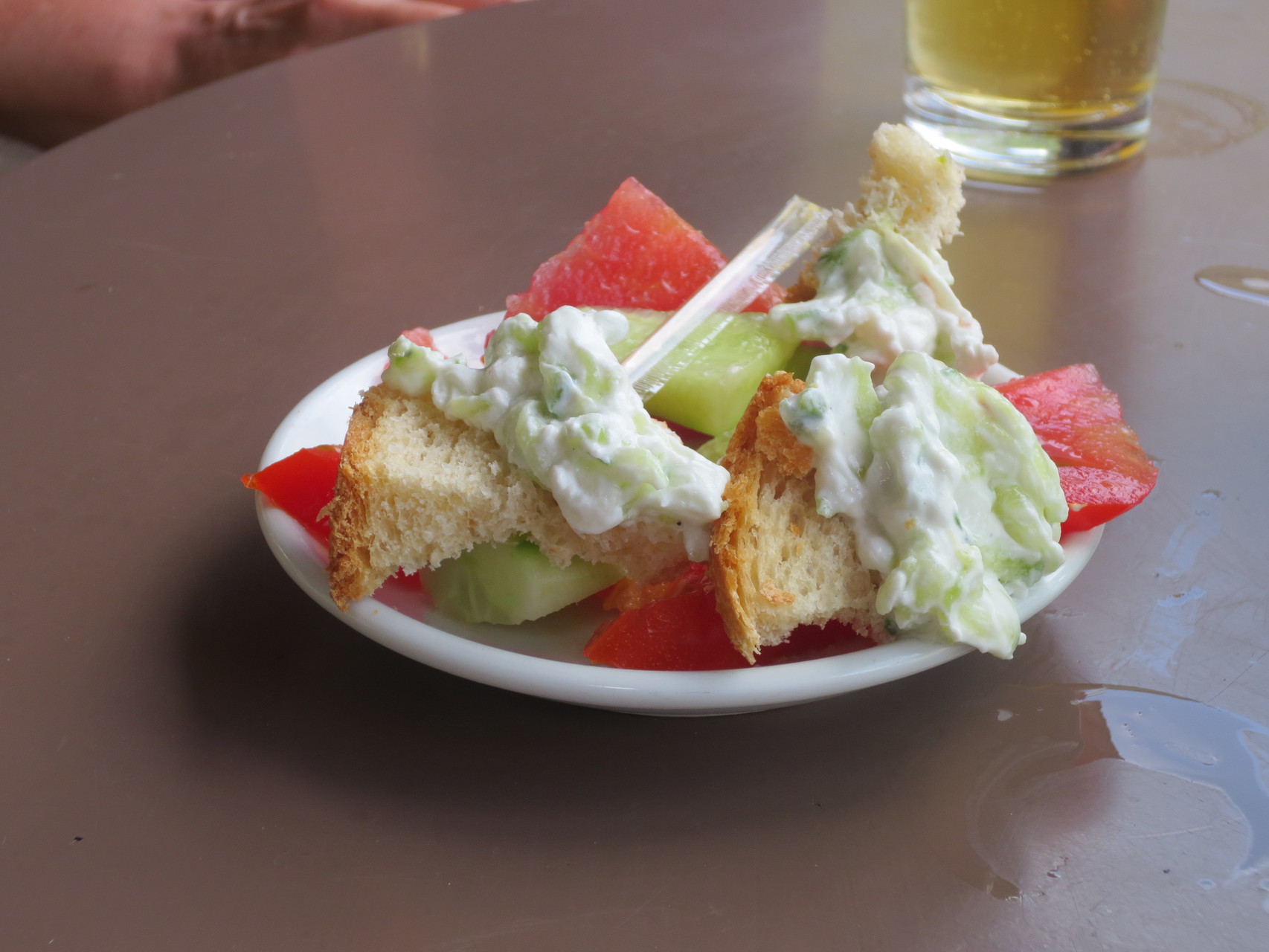 Potami Waterfalls: Sensationell..., griechische Taverne hoch oben über dem Dickicht. Ein Geschenk des Wirtes (Tzatziki, Gurken, Tomaten und Brot)